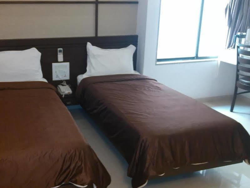 Hotel Marigold Вадодара Екстериор снимка